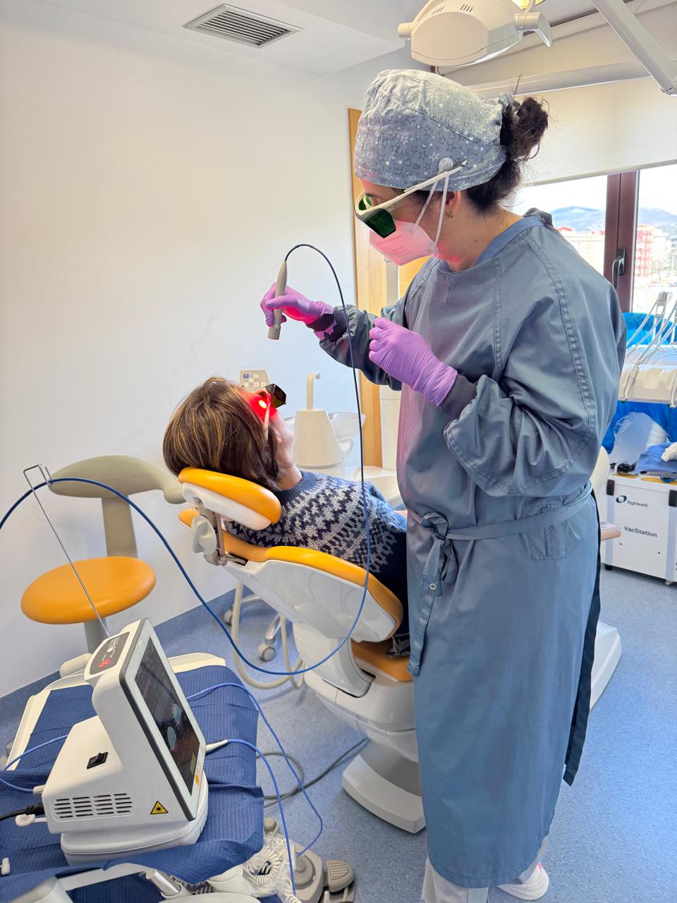 Laserterapia con láser Wiser 3 en clinica dental vazquez troche Vilagarcía